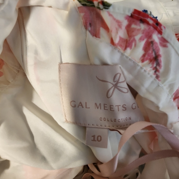 GAL MEETS GLAM Beverly Floral Romper - Picture 11 of 16